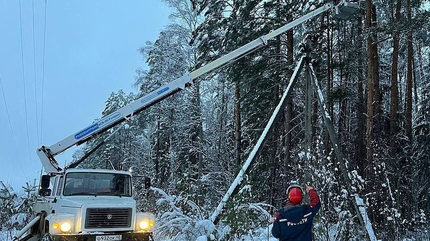 Главная картинка новости: Энергетики Калужской области в круглосуточном режиме борются с последствиями снегопада