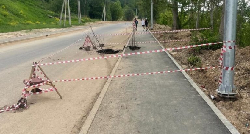 На набережной Яченского водохранилища в Калуге провалился асфальт