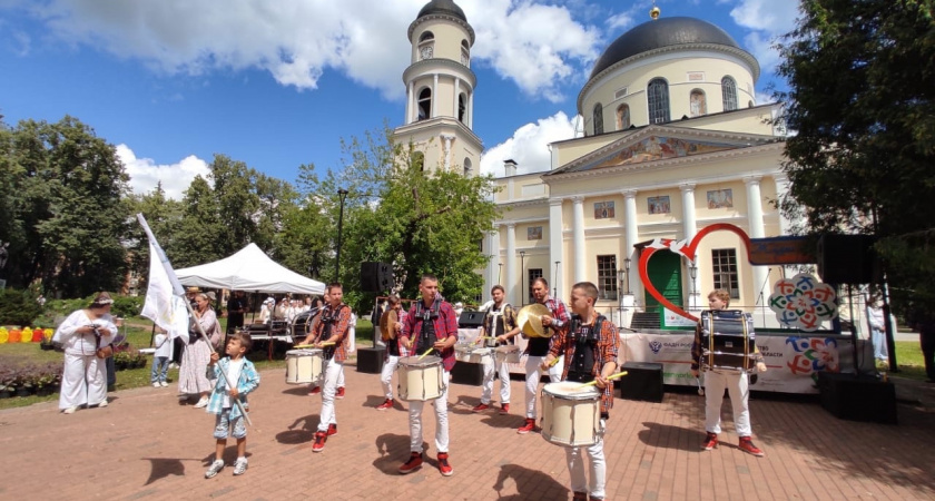 В Калуге с размахом отметили День семьи, любви и верности