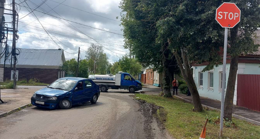 В Калуге два человека пострадали в ДТП с молоковозом