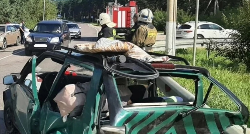 В Калужской области «Лексус» помял «Оку»