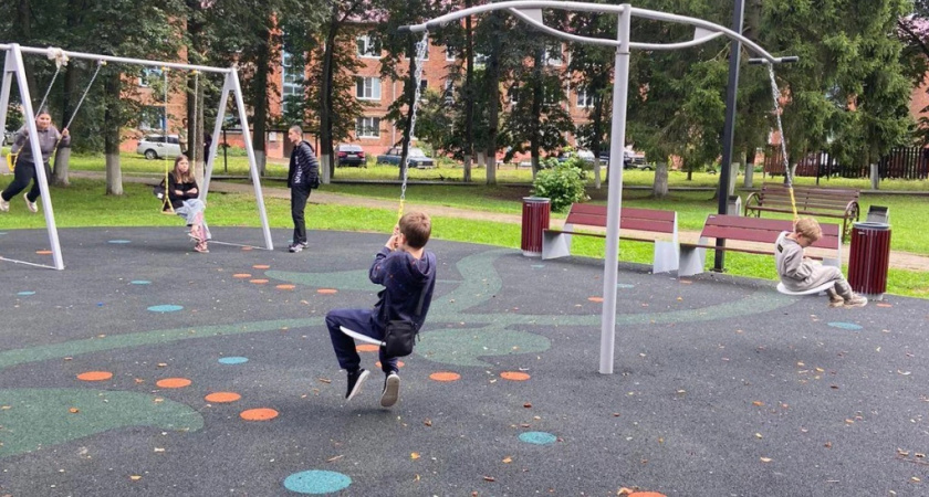 В Калужской области детскую площадку придётся принимать в третий раз