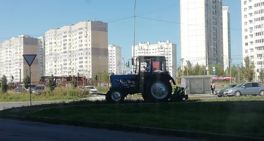 В Калуге трактористы вынуждены косить столбы