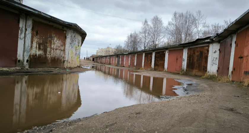 Улицы посёлка в Калужской области затапливает водой