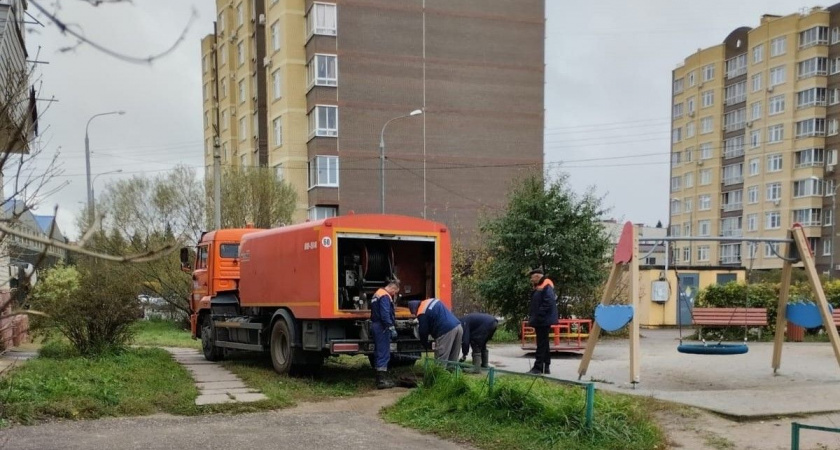 Подгузники, перчатки и тряпки: в Балабанове в канализации возник засор из-за бытовых отходов 