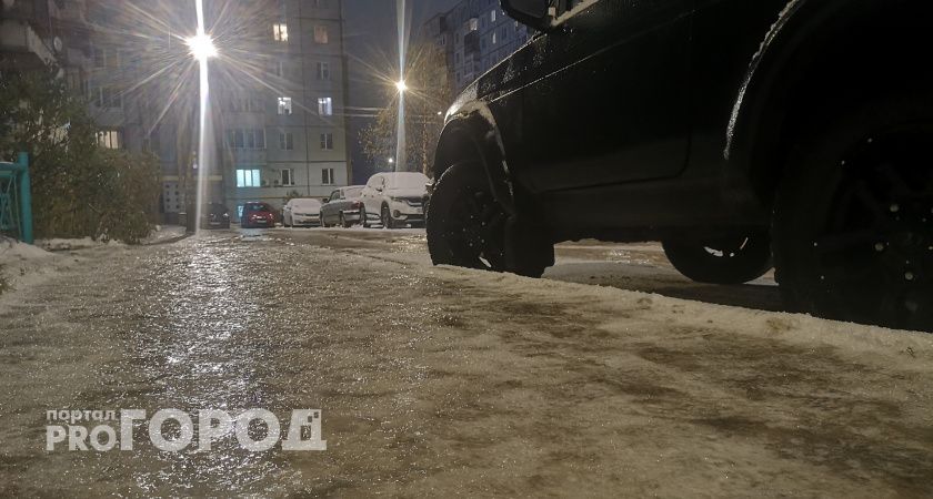 Калужским водителям синоптики посоветовали "переобуть" машины из-за мокрого снега и гололедицы