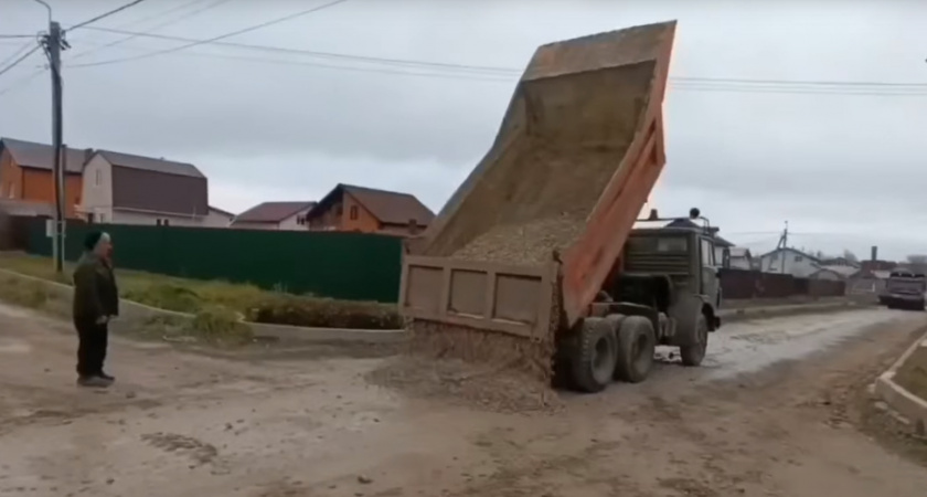 С миру по щебёнке: жители Калужской области сами решили проблему с дорогами