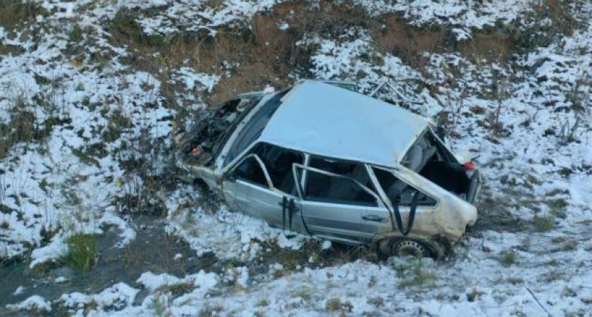 На калужской трассе "Лада" попала в ДТП и перевернулась 