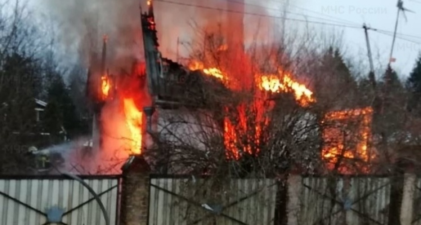 Пожар на дачах под Боровском тушили восемь спасателей