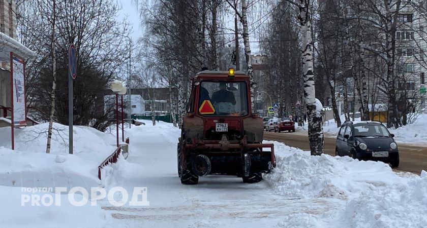 В Калуге коммунальные службы круглосуточно убирают снег в городе 