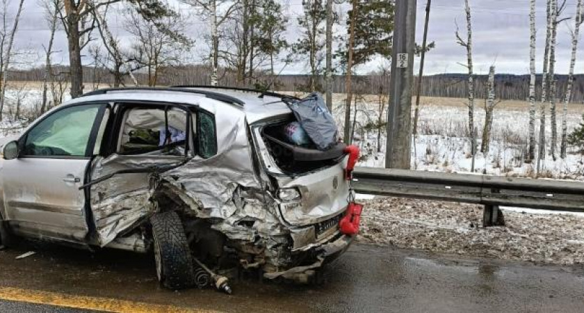 На калужской трассе столкнулись Land Rover и Volkswagen Tiguan