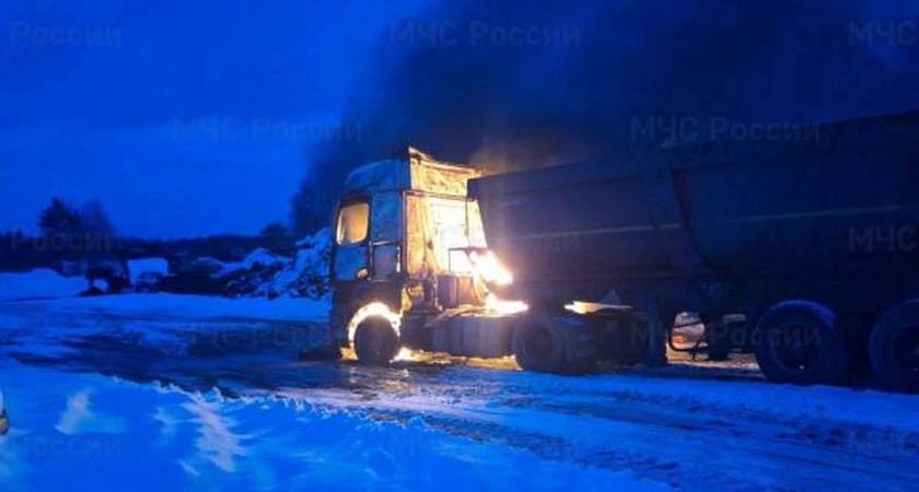 Рано утром в Калужской области горел грузовик 