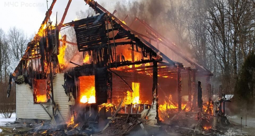 Дом выгорел почти полностью: в Калужской области из-за пожара пострадала женщина 