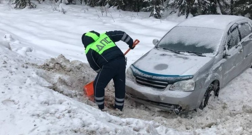 В Калужской области автомобилистка не справилась с управлением автомобилем и съехала в кювет