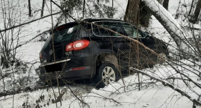 В Калужской области Volkswagen улетел в кювет