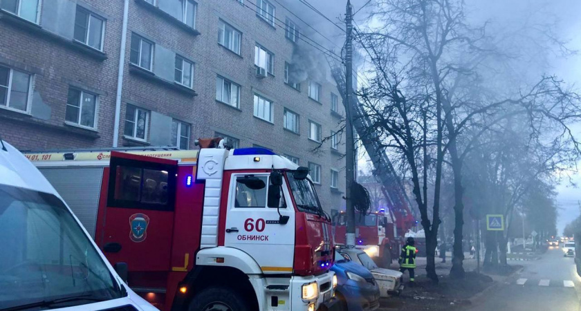 В Обнинске в общежитии вспыхнул пожар: отделка и имущество в квартире практически уничтожены