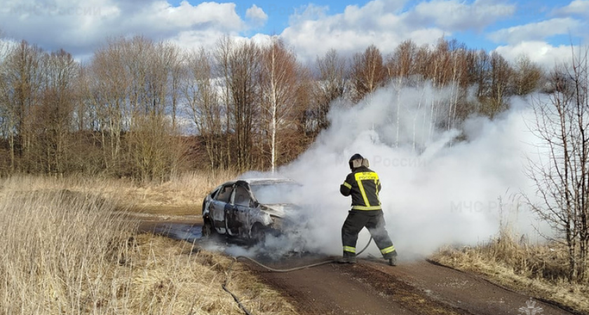 Калужские спасатели тушили автомобиль в поле