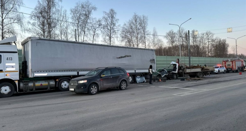 Один человек погиб и один ранен в машине, влетевшей под «Камаз» в Калуге