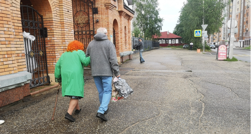 Пожилым нужно срочно обратиться в соцзащиту за выплатой. Деньги уже выдают