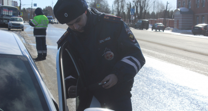 Водителей с 10-летним стажем обяжут летом пересдавать права: если не сделаете этого - заплатите штраф 30 000 рублей