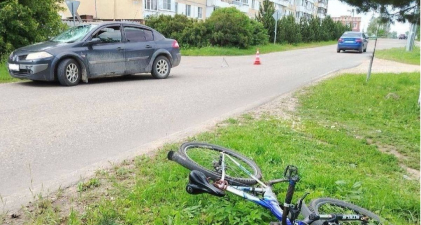 В Калужской области автомобиль сбил велосипедиста на перекрестке