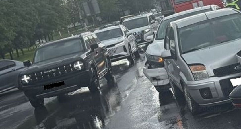 Четыре автомобиля столкнулись в Калужской области: один человек пострадал