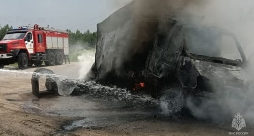 Грузовая “Газель” вспыхнула на трассе в Калужской области