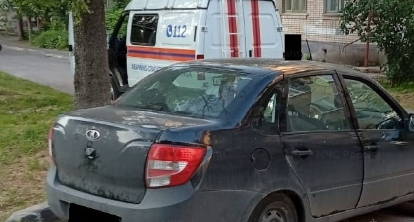 Велосипедист врезался в припаркованный автомобиль в Калужской области
