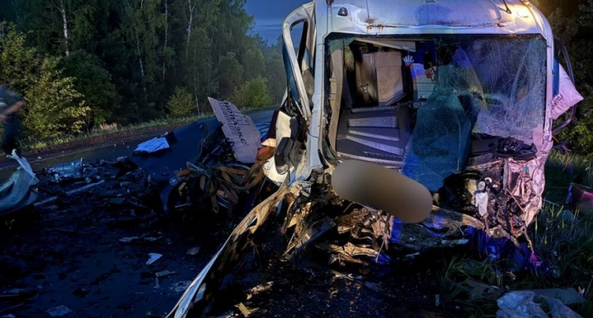 ДТП в Калужской области унесло жизни пяти человек: легковой автомобиль столкнулся с фургоном