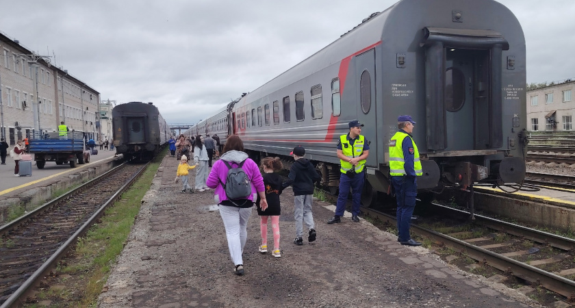 Всегда с детьми выкупаю купе в поезде целиком - и тут проводник говорит мне: "Так делать нехорошо"