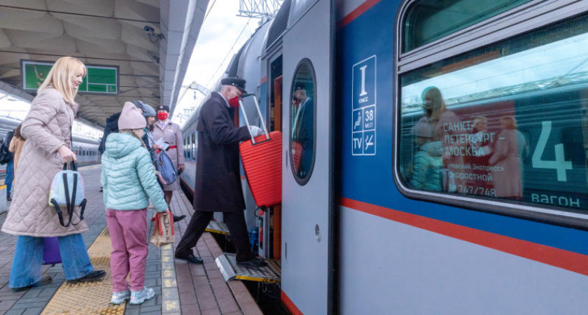 "В 6:59 с верхней полки спустилась дама и потребовала мое место, сославшись на закон": проводница объяснила, кто на самом деле прав