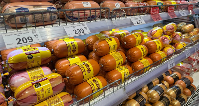 Подруга-продавец рассказала - зачем люди покупают в «Светофоре» по 10-20 палок колбасы и по 20 кг сосисок