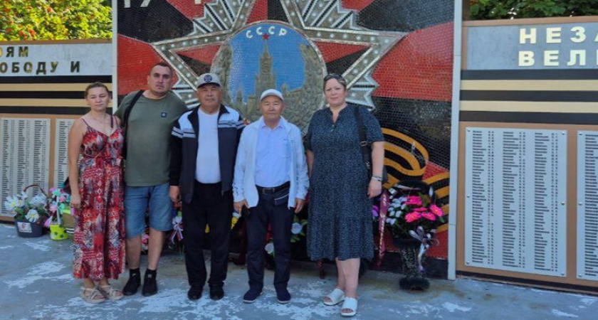 Казахстанские потомки героя посетили Сухиничи, чтобы почтить память погибшего на войне предка