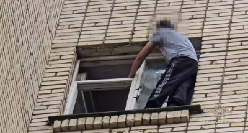В Калужской области полицейские вызволили мужчину, который 15 часов стоял на отливе окна