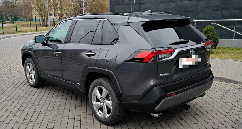 Дилер доставит в РФ новую партию Toyota RAV4. Узнал подробности о модели и её привлекательности.
