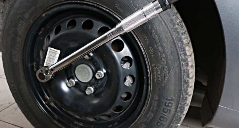 Чем смазывать колёсные болты, чтобы они легко откручивались?