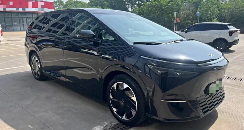 Выпущен российский премиальный минивэн с 7 местами, капитанскими креслами и разгоном до 100 км/ч за 5,4 сек.