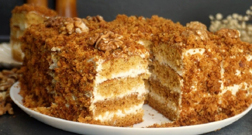 Простой медовик за 15 минут: десерт с мёдом и нежным кремом.