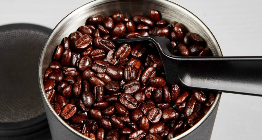 Народный метод избавления от запаха в шкафу с помощью кофе.