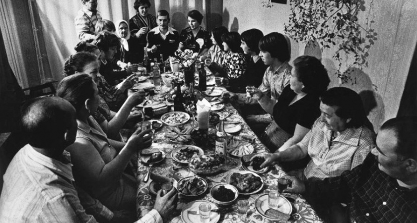 Гостеприимство в советском стиле: тесно, шумно, вкусно, но очень душевно.