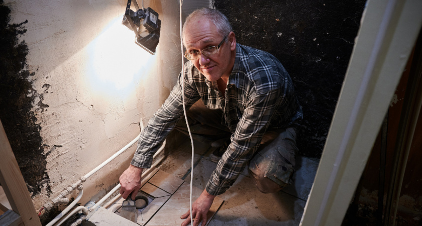 Сосед снизу повредил пол, объясняя это необходимостью доступа к трубам.