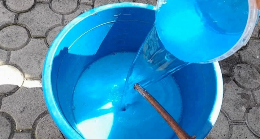 Приготавливаю раствор медного купороса с горячей водой. Использую холодную – образуется осадок.