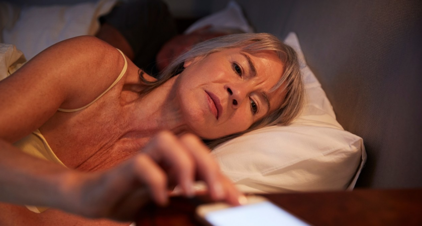 Пожилые люди просыпаются в 3 часа ночи: причины и объяснения