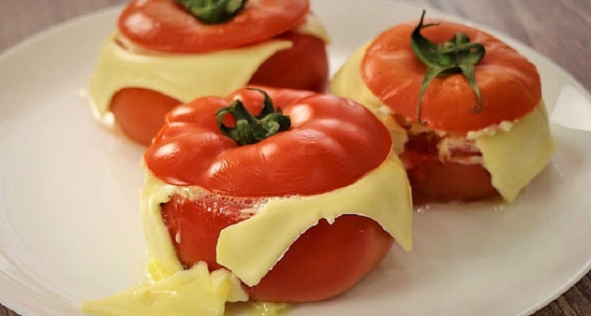 Яичница в помидоре: готовим яркий завтрак за минуты