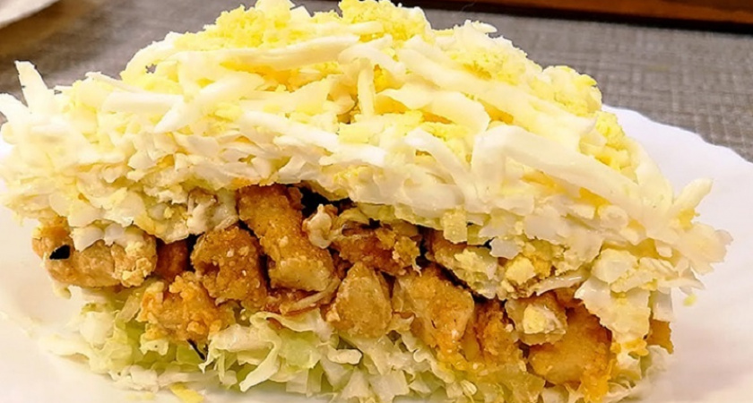 Слоёный салат «Осенняя сказка»: из минимума создаём щедрый стол