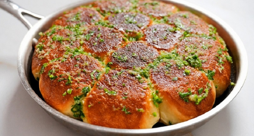 Пышные чесночные пампушки жарим на сковороде вкуснее хлеба