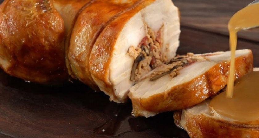 Праздничный рулет из курицы: фаршируем в духовке