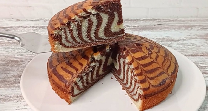Готовим «Зебру» на кефире – классический пирог из детства