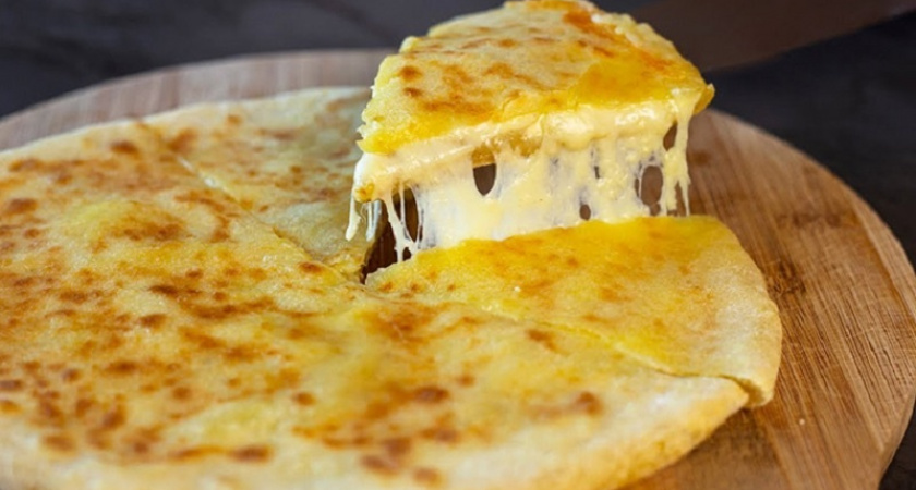 Готовим быстрый хачапури на сковороде: сырная лепёшка за 5 минут