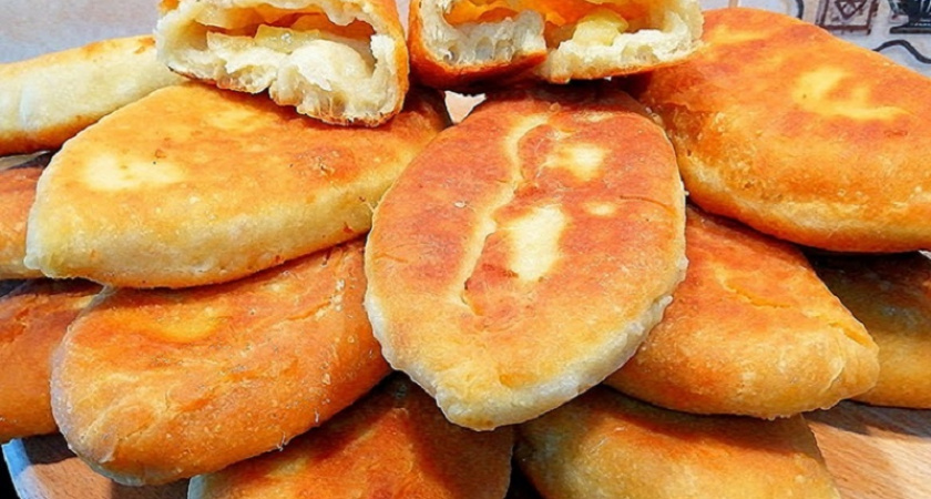 Пеките пышные пирожки на кефире и сметане – мягкие даже после разогрева